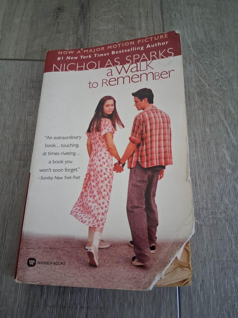 Nicholas Sparks "A Walk to Remember" Paperback - White & Red Cover